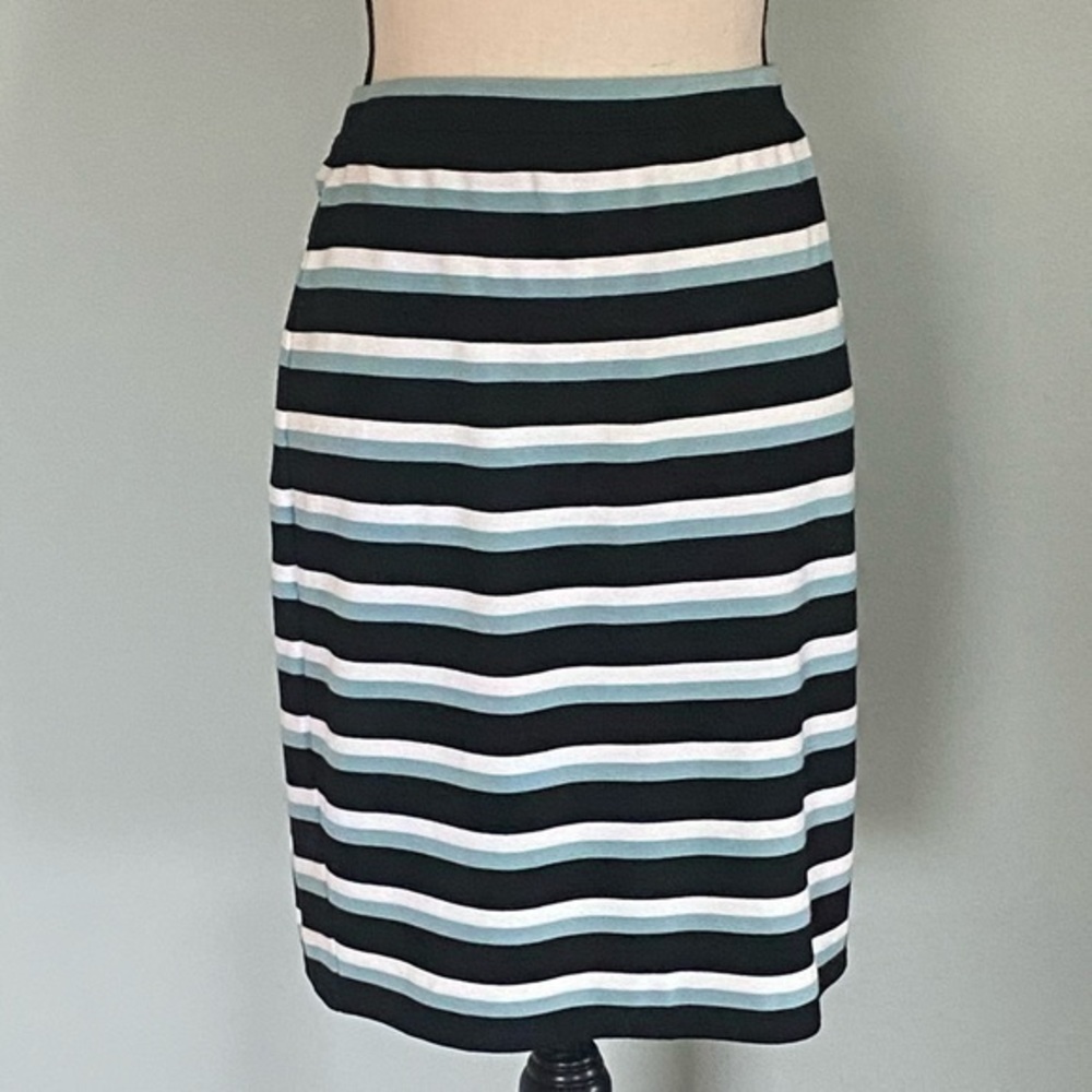 MAX STUDIO Ponte material soft and easy striped skirt in size M. EUC